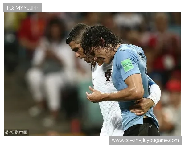 C罗被拍夜跑中途帮一名迷路老人，暖心场面传开